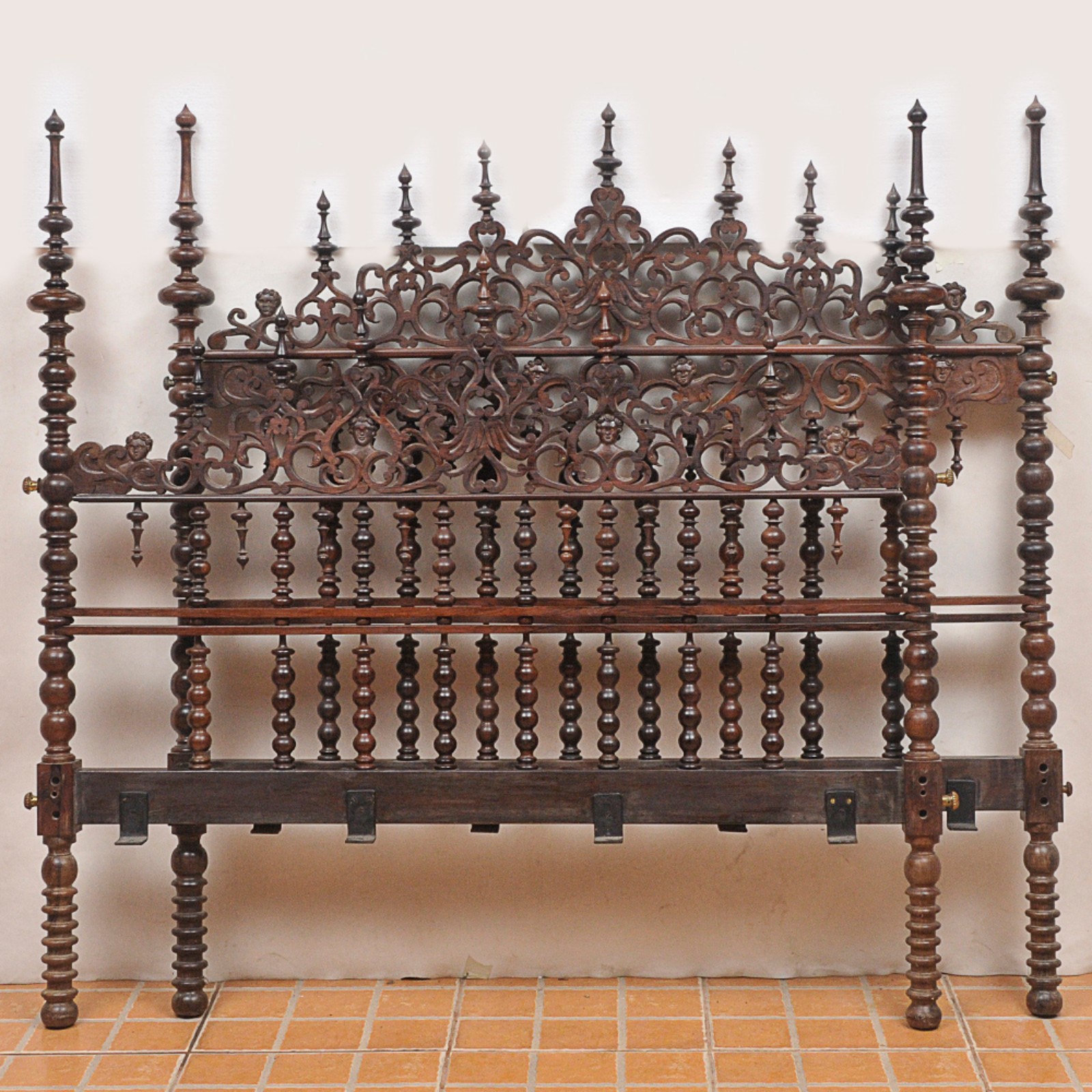 Cama de casal em madeira nobre ricamente entalhada com querubins e... - foto 2 de 3