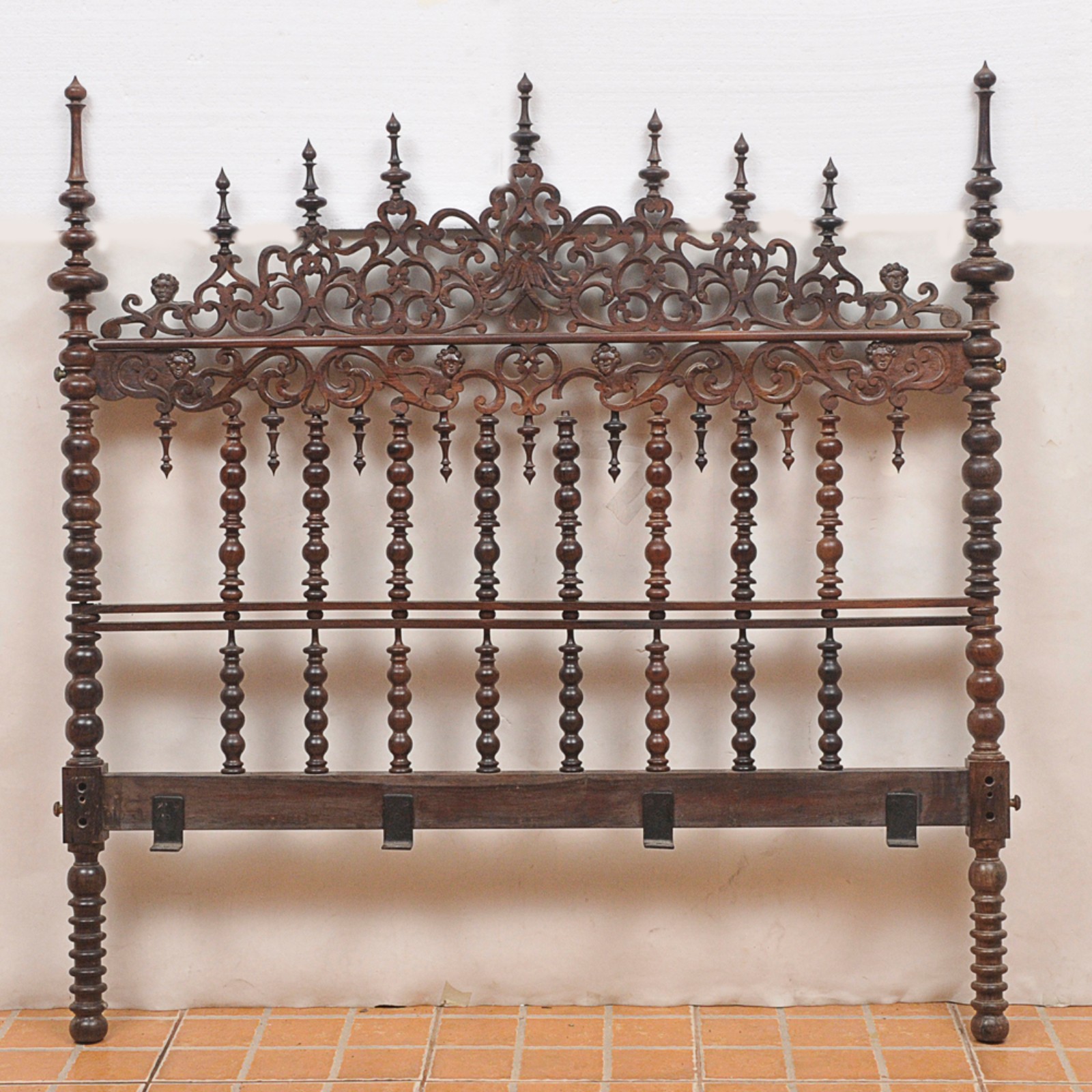 Cama de casal em madeira nobre ricamente entalhada com querubins e... - foto 1 de 3