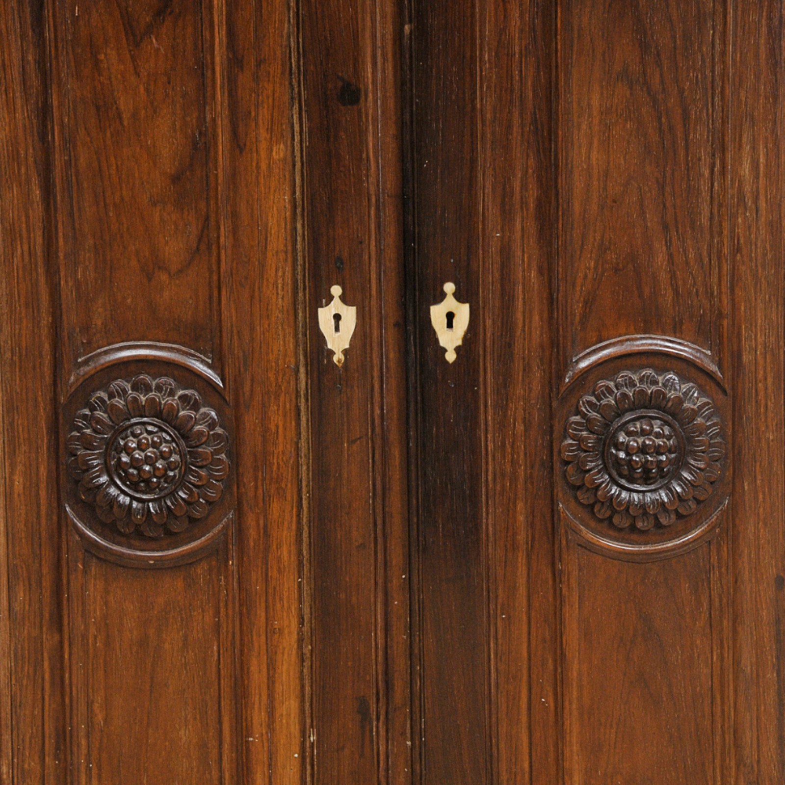 Arte Sacra - Oratório em jacarandá com portas almofadadas e parte... - foto 4 de 8