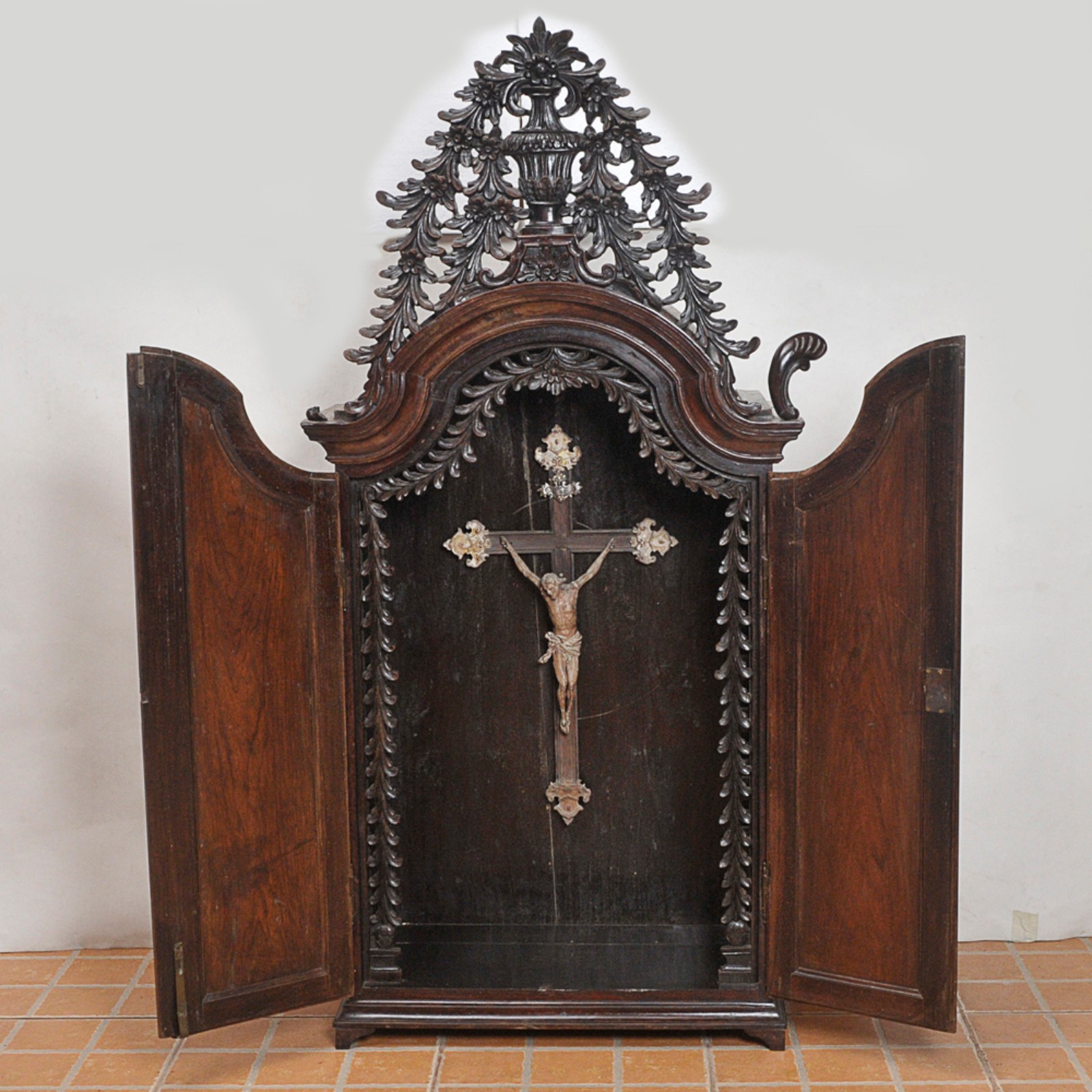 Arte Sacra - Oratório em jacarandá com portas almofadadas e parte... - foto 2 de 8