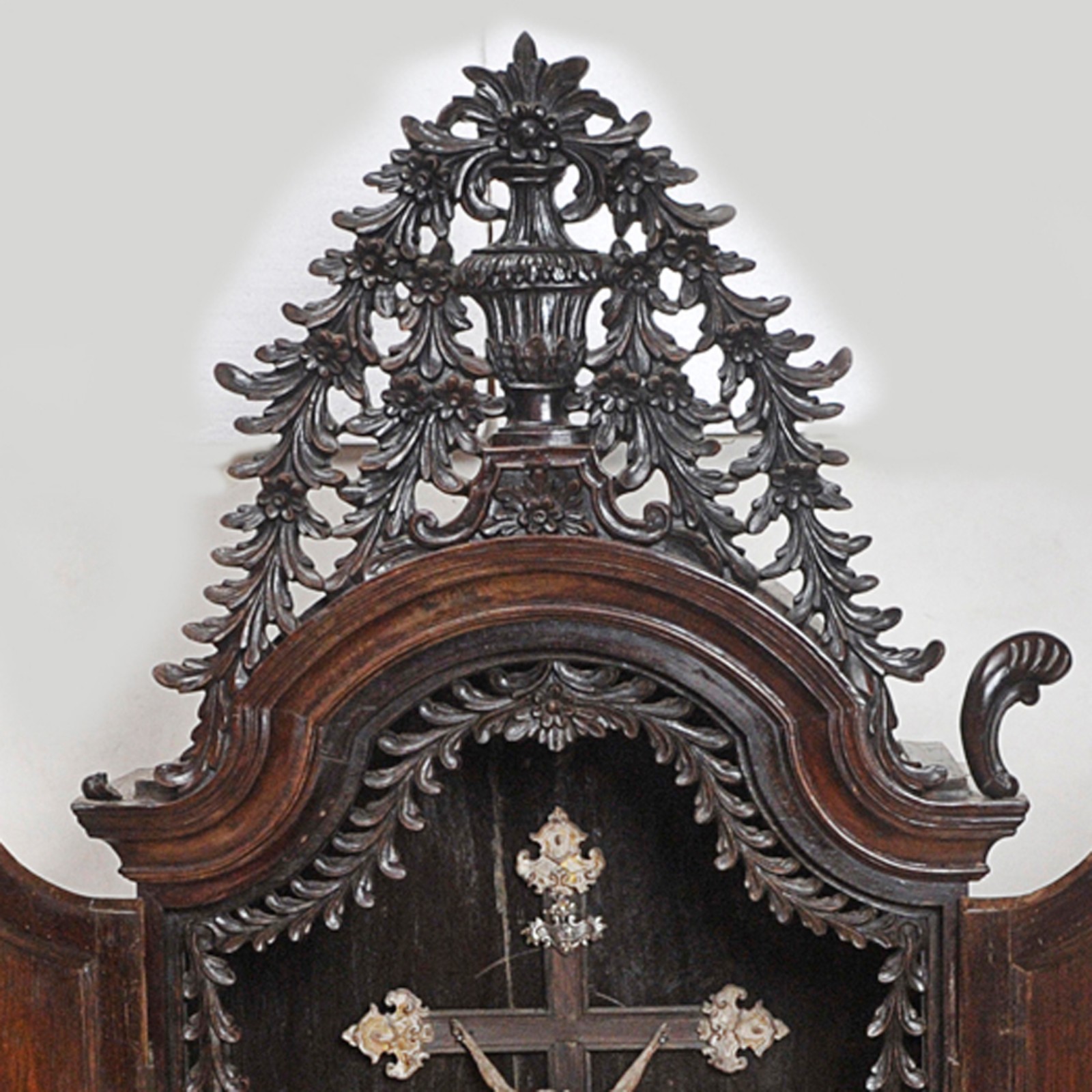 Arte Sacra - Oratório em jacarandá com portas almofadadas e parte... - foto 7 de 8