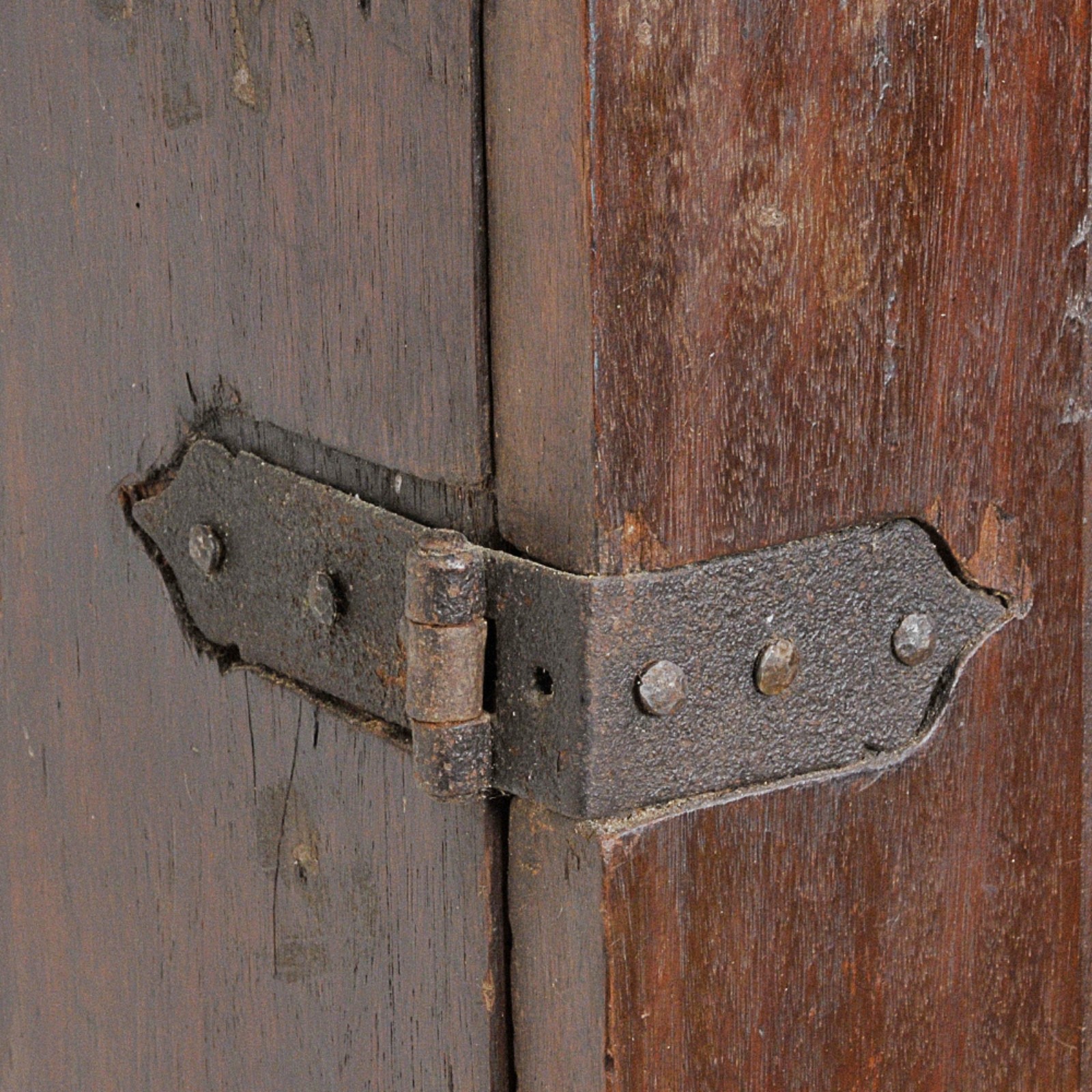 Grande móvel oratório em madeira nobre com portas almofadadas e... - foto 7 de 7