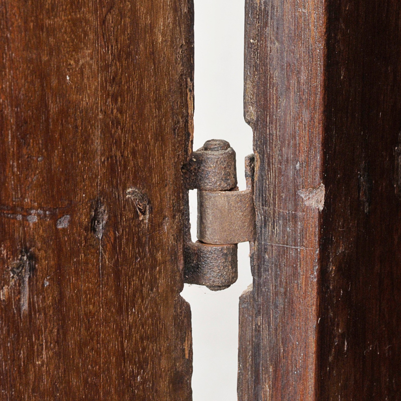 Grande móvel oratório em madeira nobre com portas almofadadas e... - foto 5 de 7