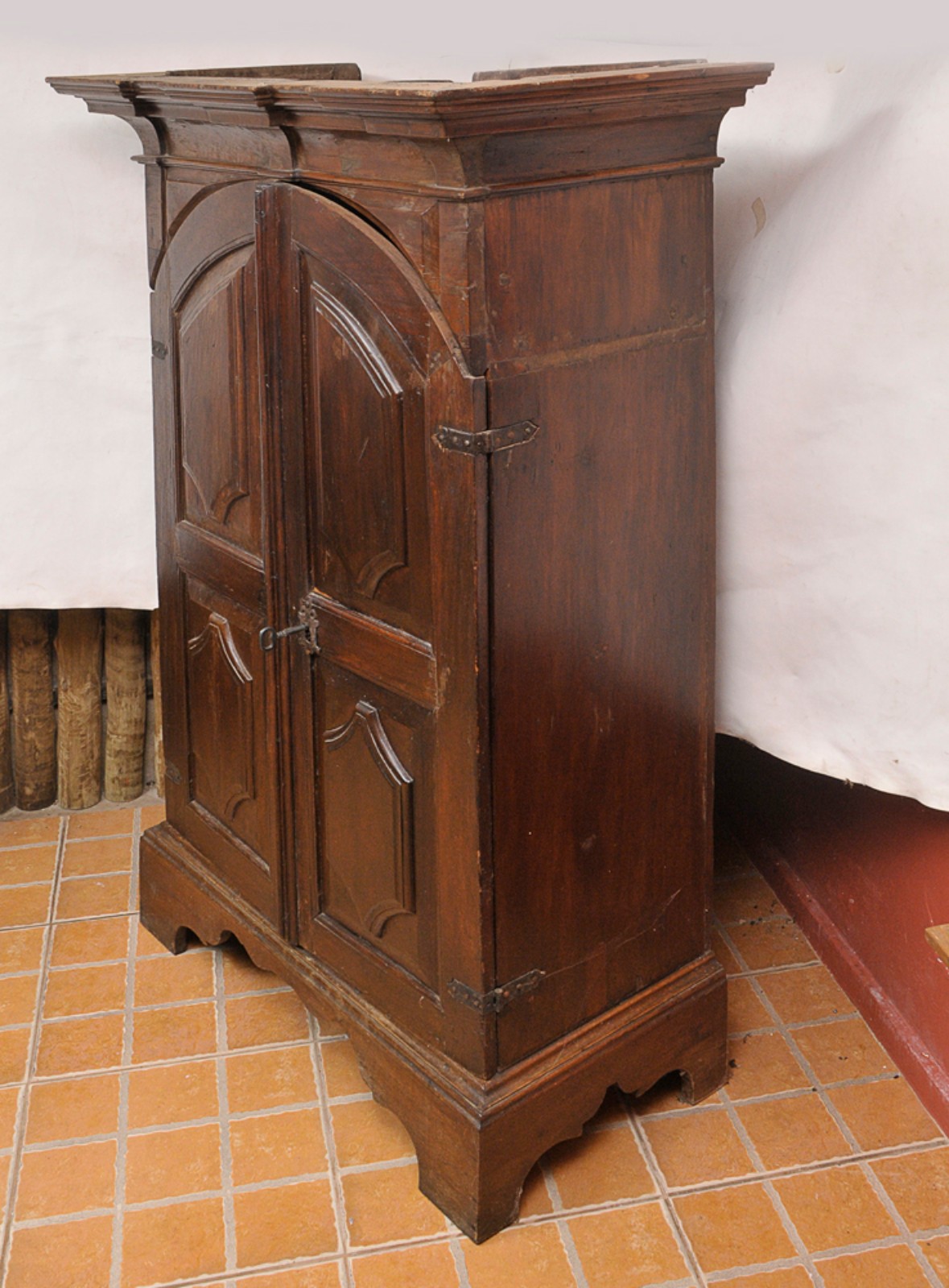 Grande móvel oratório em madeira nobre com portas almofadadas e... - foto 2 de 7