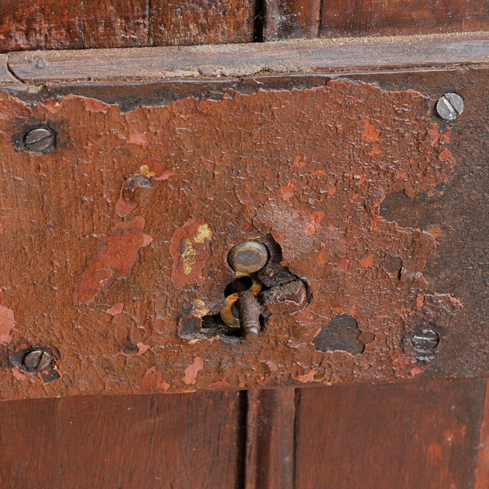 Grande móvel oratório em madeira nobre com portas almofadadas e... - foto 4 de 7