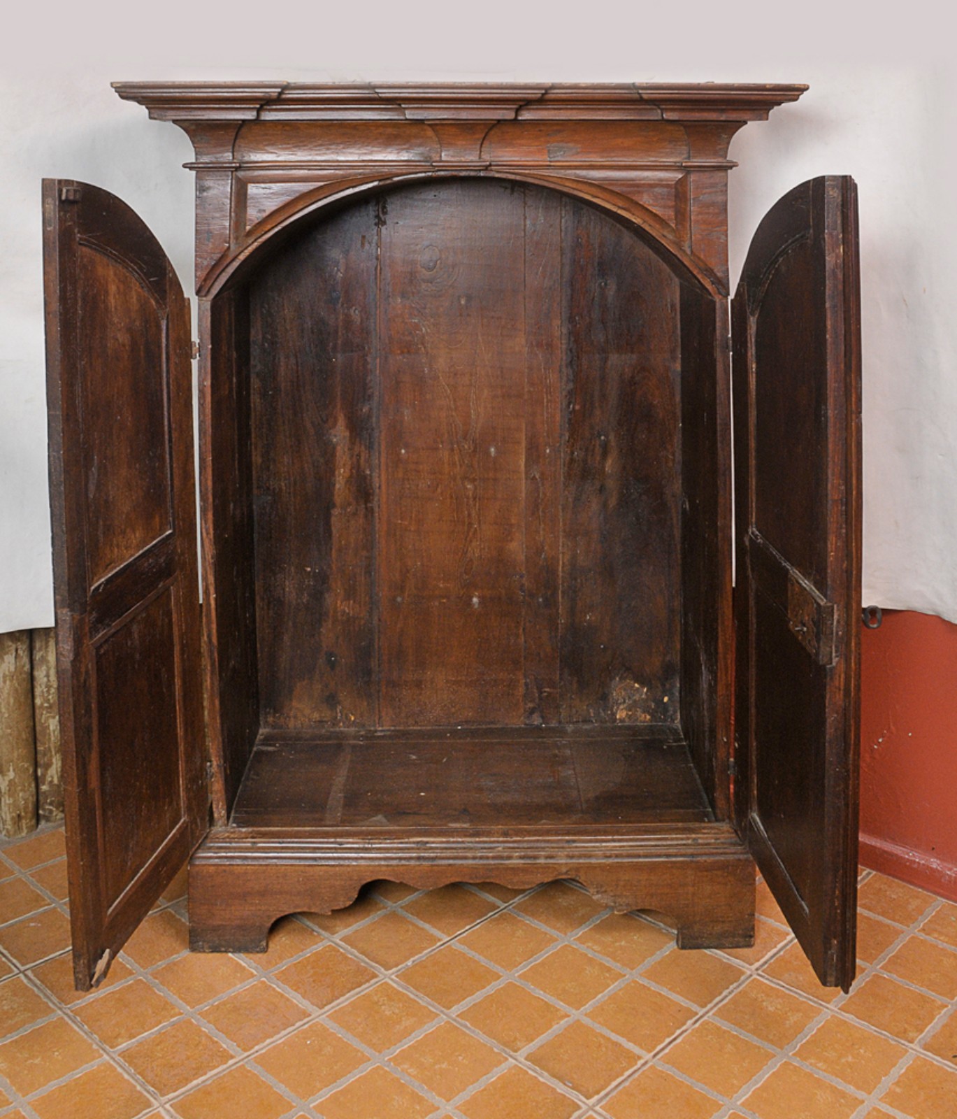 Grande móvel oratório em madeira nobre com portas almofadadas e... - foto 3 de 7