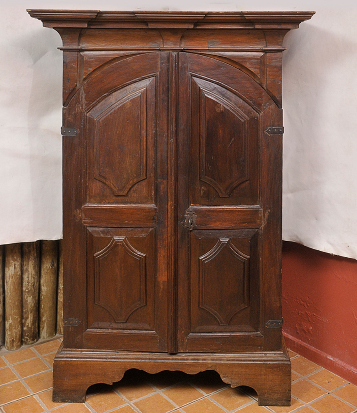 Grande móvel oratório em madeira nobre com portas almofadadas e... - foto 1 de 7