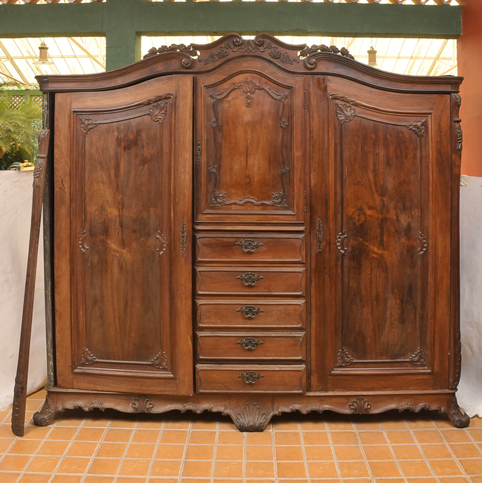 Antigo guarda roupas estilo inglês em madeira nobre com três portas e... - foto 1 de 5
