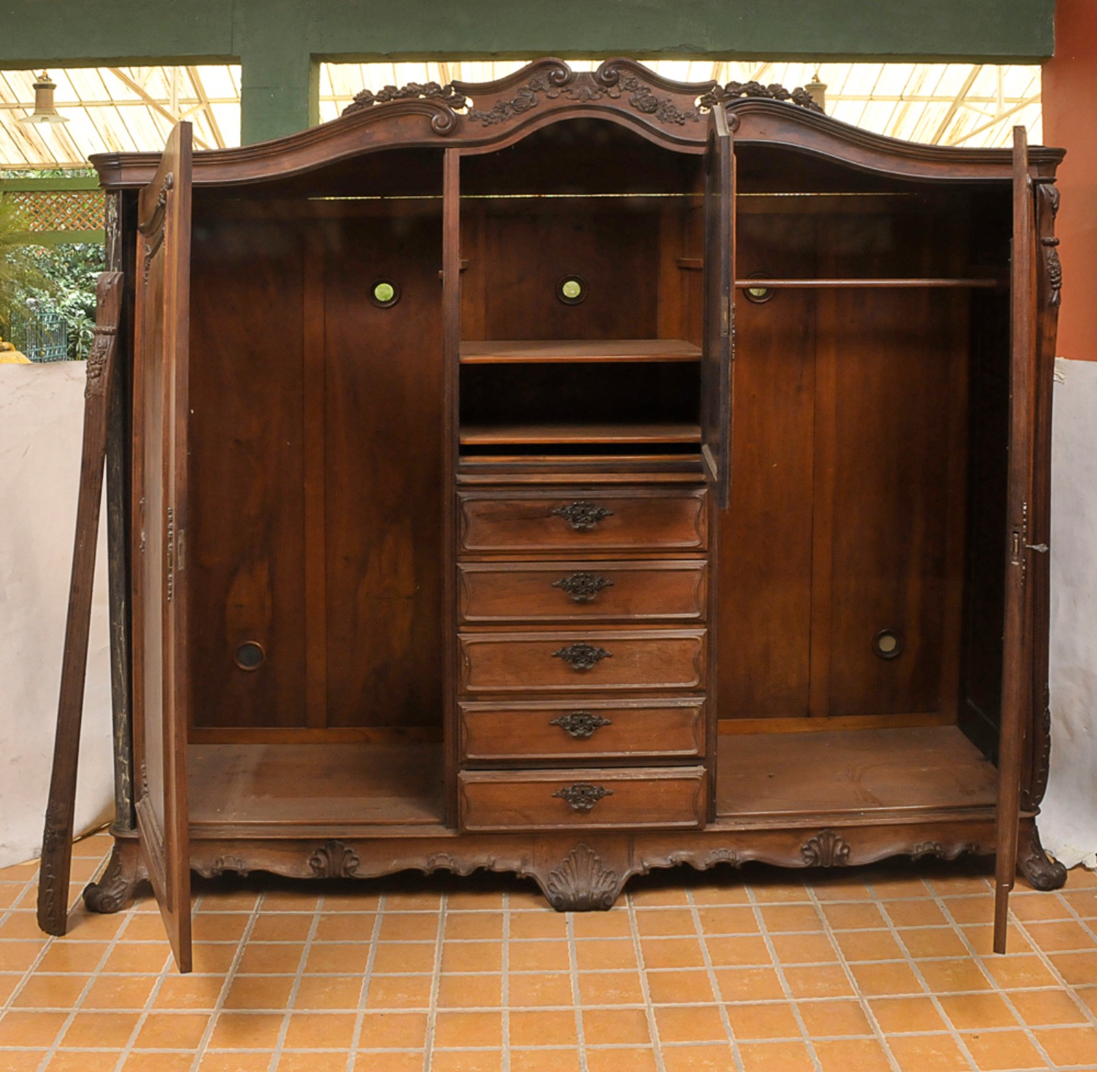 Antigo guarda roupas estilo inglês em madeira nobre com três portas e... - foto 2 de 5