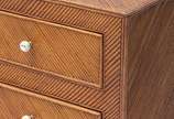 Par de mesinhas de cabeceira em madeira nobre c... - Par de mesinhas de cabeceira em madeira nobre com ratan, com 2 gavetas e puxadores de metal com pedra.<br><br><br>O lote encontra-se na região s...