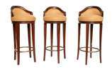 Lote composto por 3 banquetas de bar estilo ing... - Lote composto por 3 banquetas de bar estilo inglês em madeira nobre giratório, com assento e encosto em tecido bege.<br><br><br>O lote encontra-...