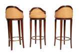 Lote composto por 3 banquetas de bar estilo ing... - Lote composto por 3 banquetas de bar estilo inglês em madeira nobre giratório, com assento e encosto em tecido bege.<br><br><br>O lote encontra-...