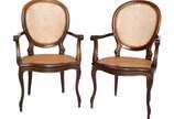 Par de cadeiras medalhão em madeira nobre do Sé... - Par de cadeiras medalhão em madeira nobre do Séc. XIX/XX  com braços, assento e encosto de palhinha, pés recurvos.<br><br><br>O lote encontra-se...