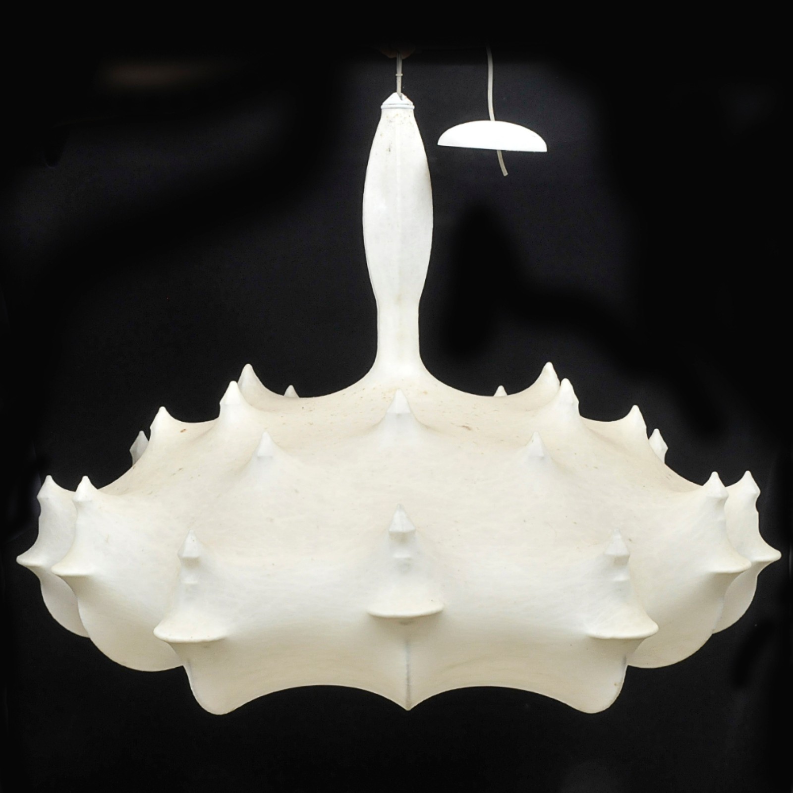 Lustre de teto estilo contemporâneo em courino branco. Acompanha...