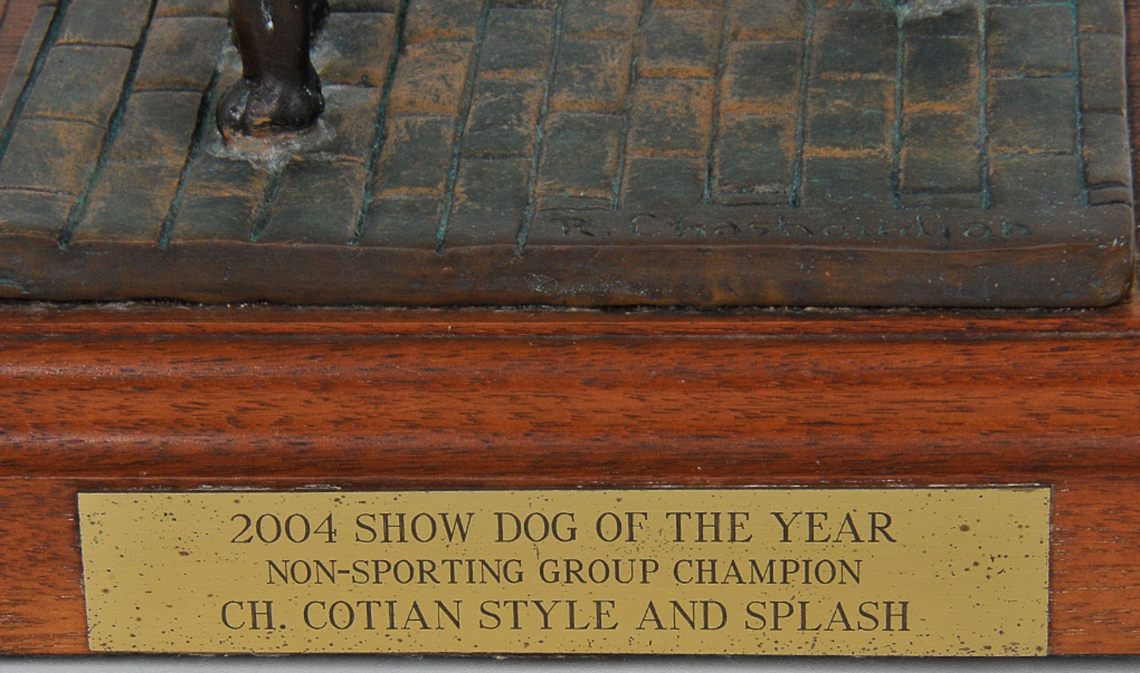 Trofeu em bronze com base em madeira representando " Cachorro " com... - foto 6 de 6