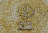 Conjunto de 2 pequenas cremeiras de formato lev... - Conjunto de 2 pequenas cremeiras de formato levemente cônico em metal prateado argentino. Bojos retos com alças laterais em "S", decorados por f...