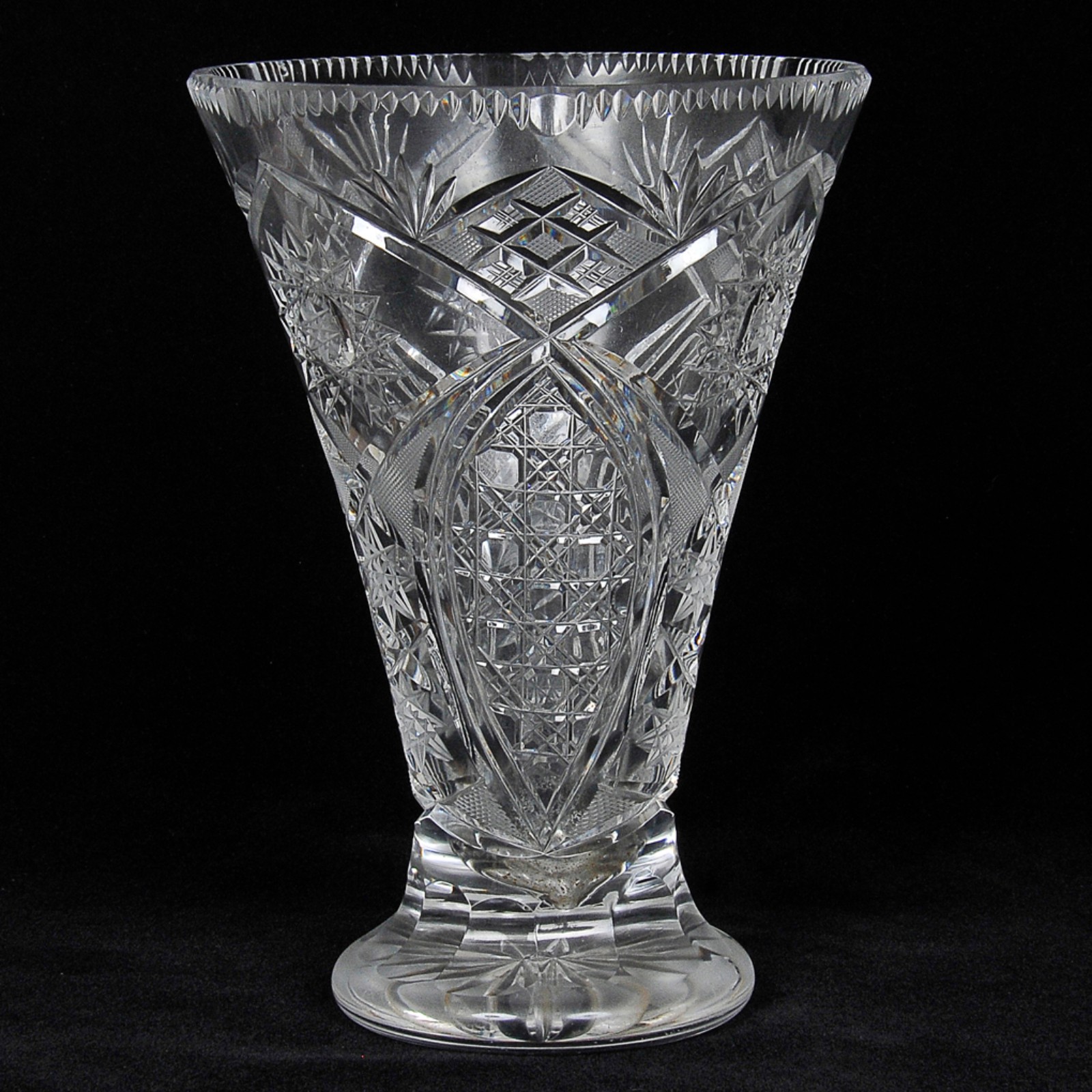 Vaso floreira em grosso cristal tcheco translúcido ricamente lapidado... - foto 1 de 3