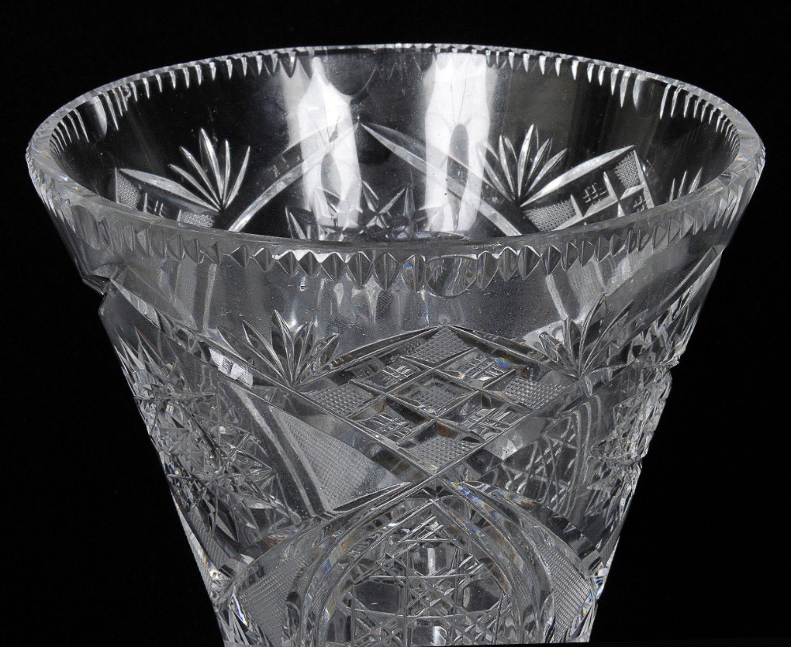 Vaso floreira em grosso cristal tcheco translúcido ricamente lapidado... - foto 3 de 3