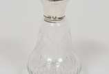 Perfumeiro inglês em cristal de formato pirifor... - Perfumeiro inglês em cristal de formato piriforme ornado com folhagens em relevo e frisos geométricos. Tampa em prata lisa com borda em debrum -...
