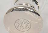 Perfumeiro inglês em cristal de formato pirifor... - Perfumeiro inglês em cristal de formato piriforme ornado com folhagens em relevo e frisos geométricos. Tampa em prata lisa com borda em debrum -...