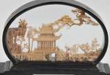 Grupo escultórico em marfim chinesa filigranado... - Grupo escultórico em marfim chinesa filigranado, acondicionado em suporte de madeira laqueada, representando " Paisagem" Séc. XIX.<br><br>Lote n...