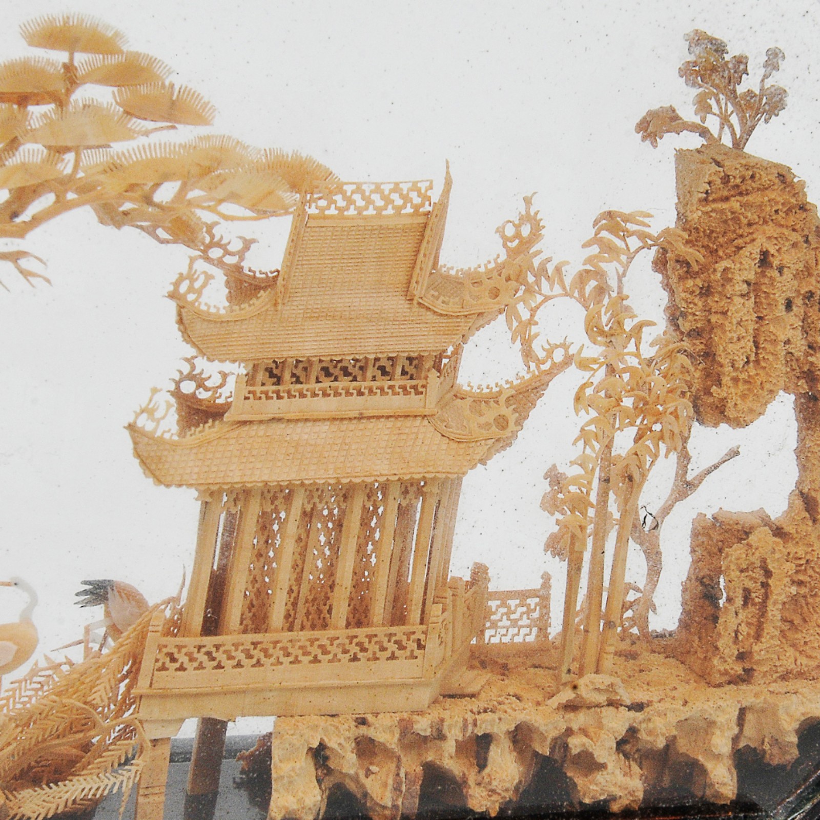 Grupo escultórico em marfim chinesa filigranado, acondicionado em... - foto 2 de 4
