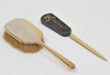 Lote constando duas peças em metal sendo: uma e... - Lote constando duas peças em metal sendo: uma escova de cabelo manufatura Mapping e Webb, e uma espátula abre cartas com cabo em baquelite decor...