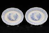 Royal Doulton (1815),  - par de travessas em porcelana inglesa Royal Doulton, com policromia azul , decorada com motivos florais nas bordas e paisagem na galeria central. <br>