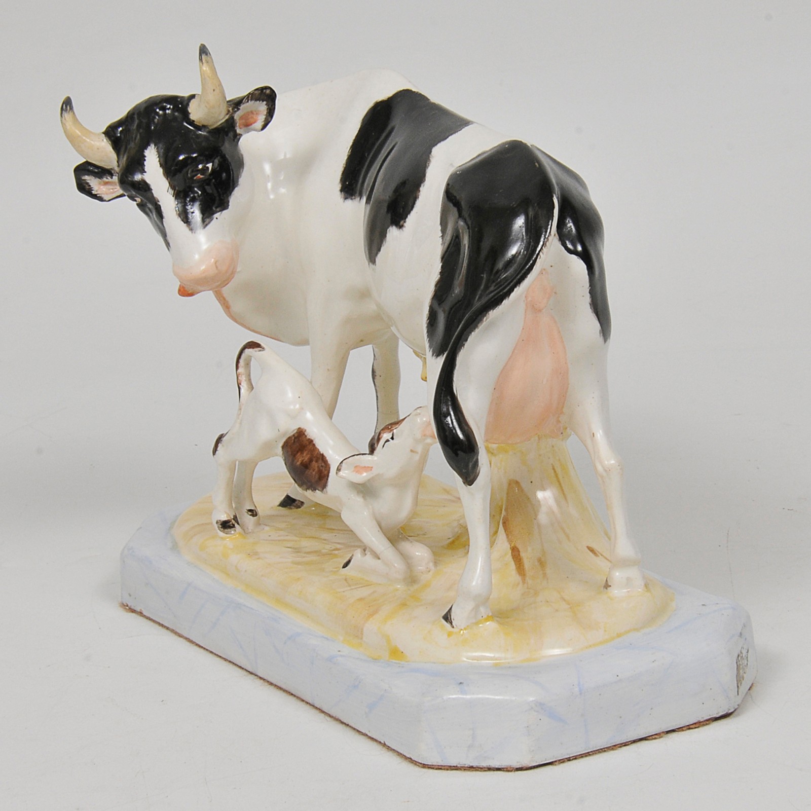 Escultura em porcelana europeia ricamente policromada representando... - foto 2 de 5
