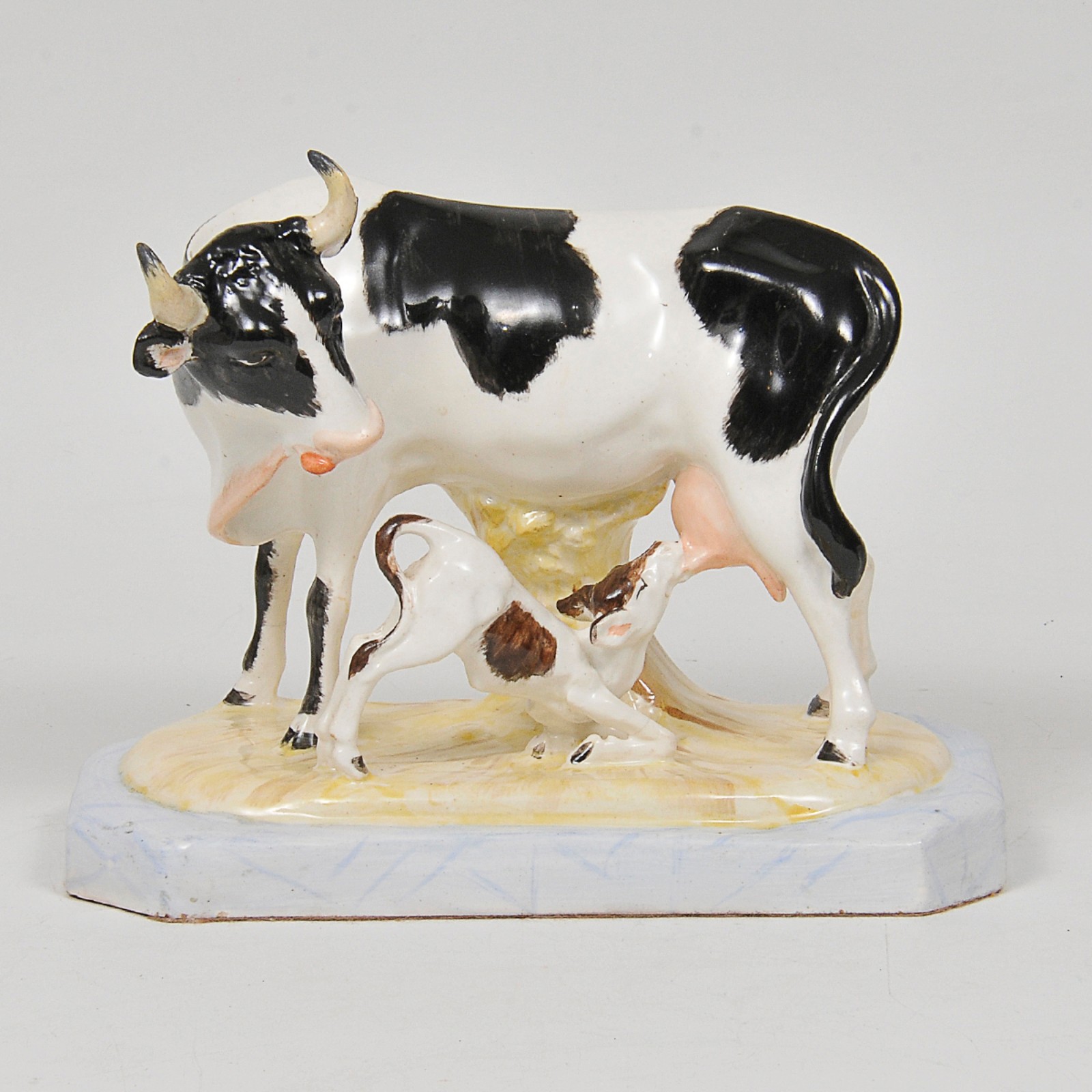 Escultura em porcelana europeia ricamente policromada representando... - foto 1 de 5