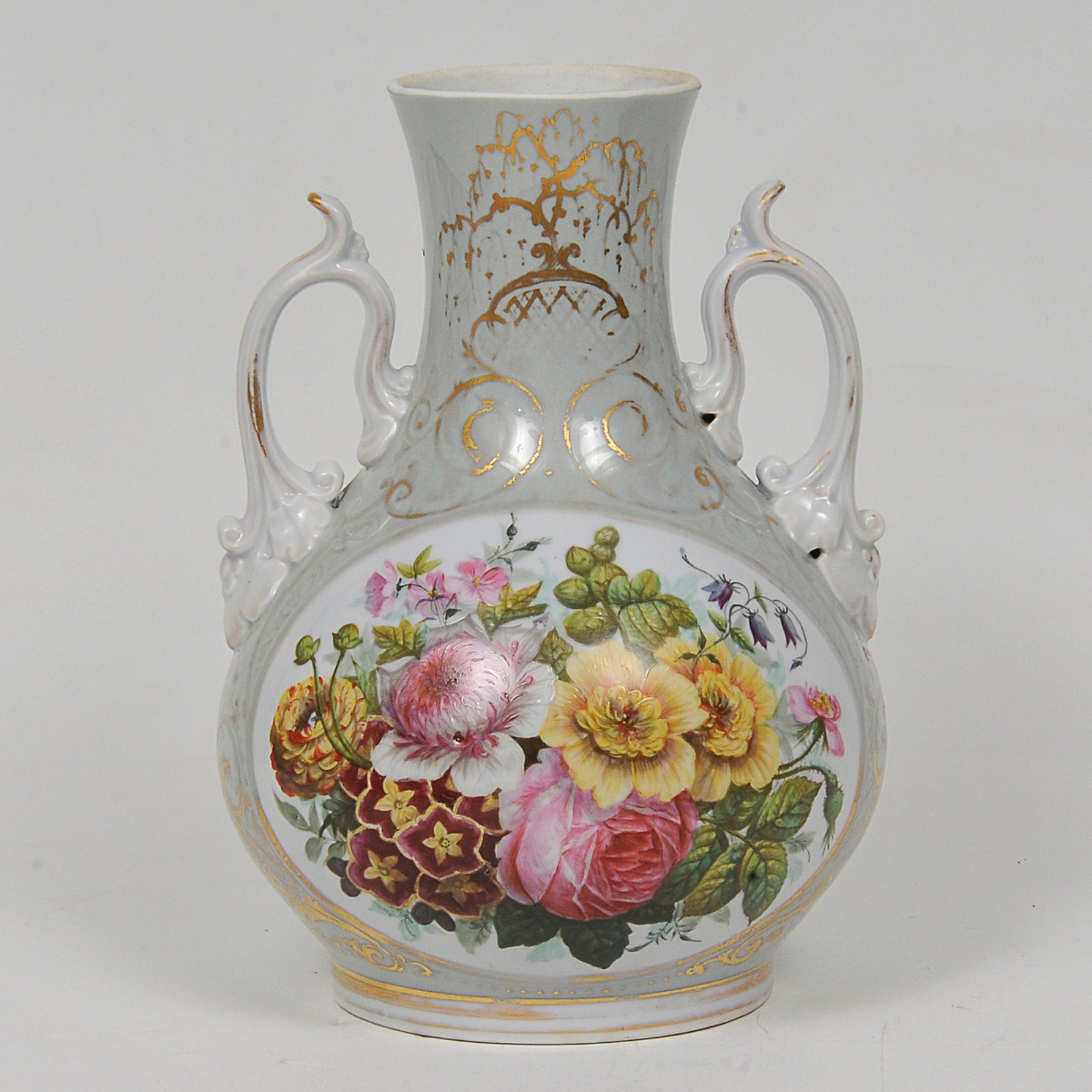 Antigo vaso com alças em porcelana policromada com medalhão central... - foto 1 de 3