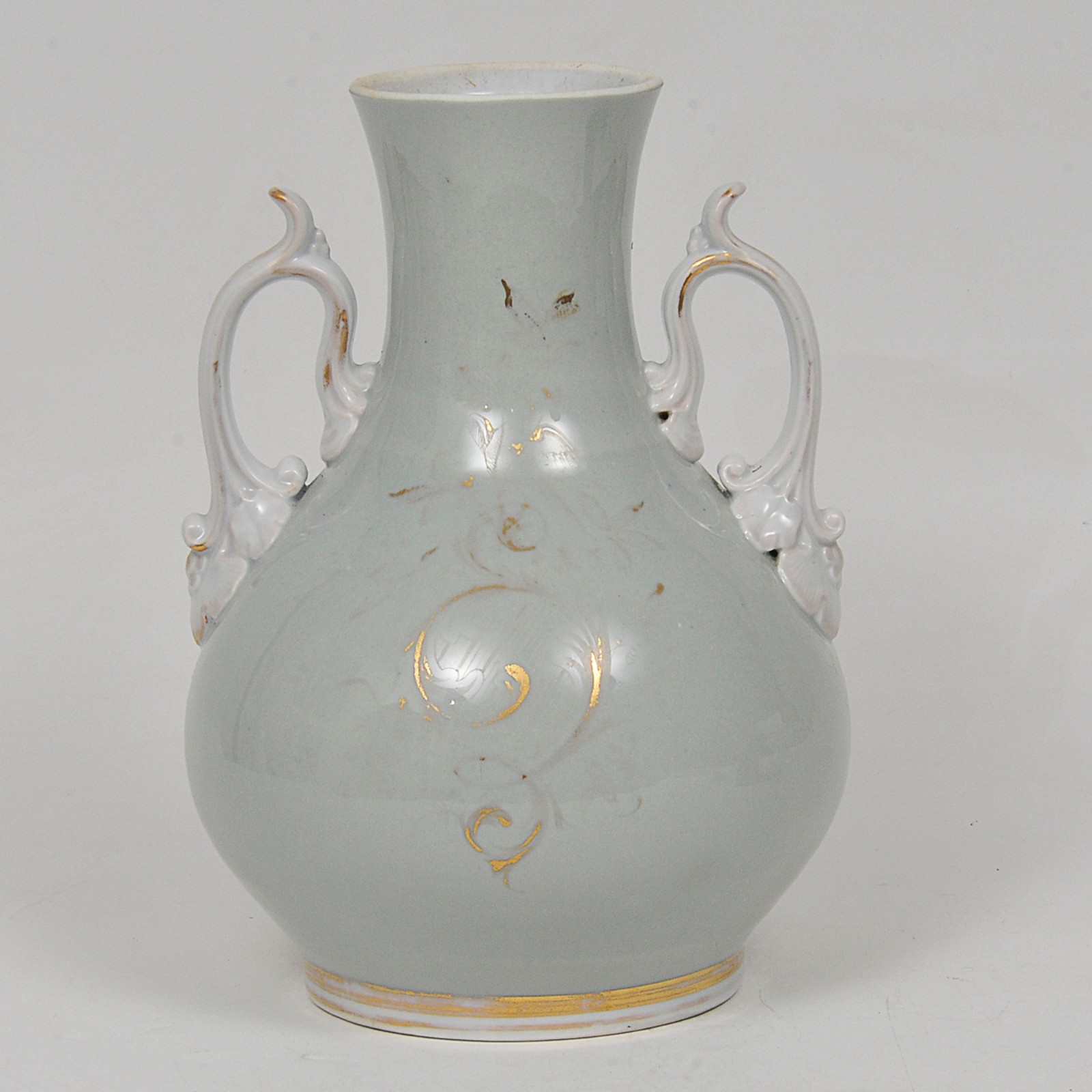 Antigo vaso com alças em porcelana policromada com medalhão central... - foto 2 de 3
