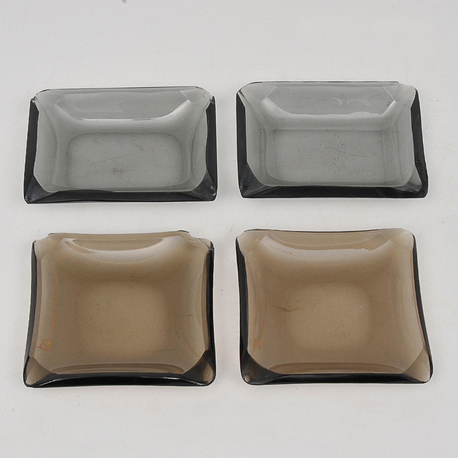 Lote composto por 4 cinzeiros de mesa em vidro no tom fumê. Lote não... - foto 2 de 2