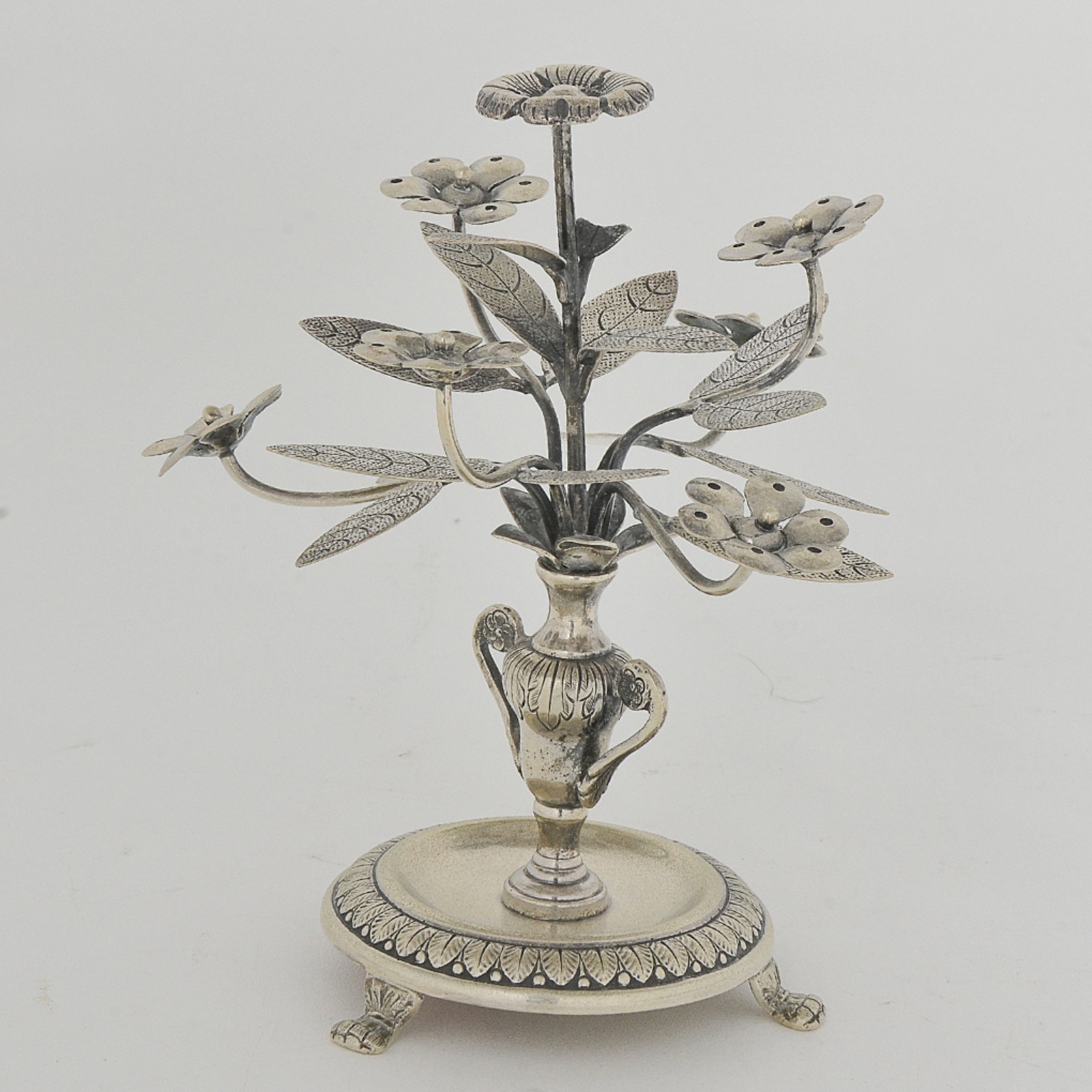 Paliteiro em prata brasileira lavrado no formato de vaso com flores e... - foto 2 de 4