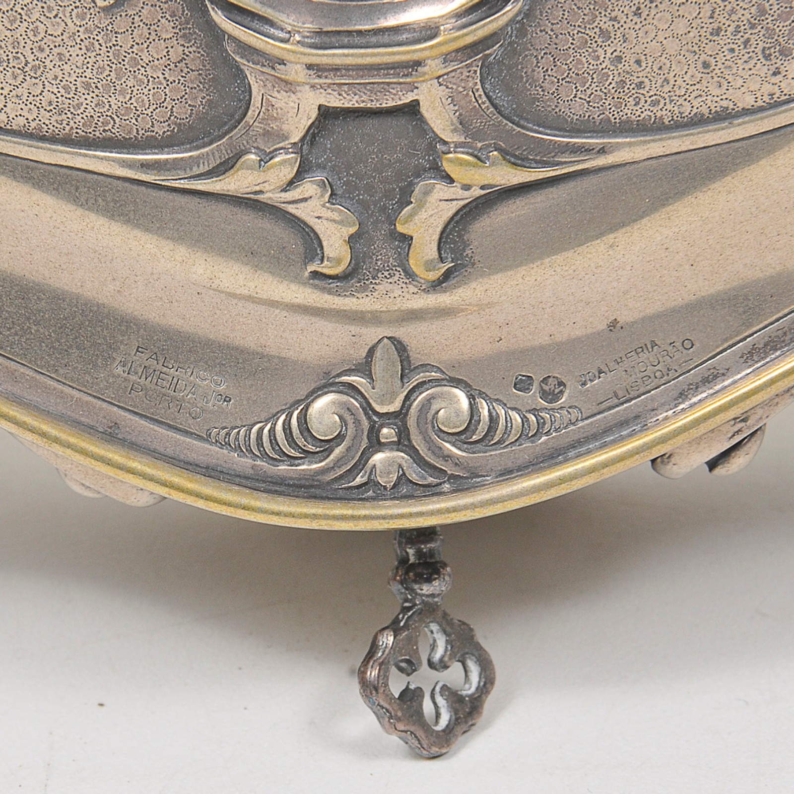Caixa para jóias, de formato ovalado em prata portuguesa ornamentada... - foto 3 de 4