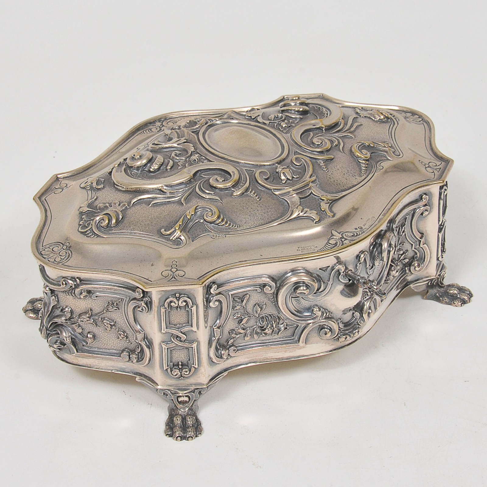 Caixa para jóias, de formato ovalado em prata portuguesa ornamentada... - foto 4 de 4