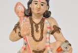 Estatueta confeccionada em terracota policromad... - Estatueta confeccionada em terracota policromada representando figura indiana. Peça apresenta desgastes na policromia. <br><br>Lote não exposto ...