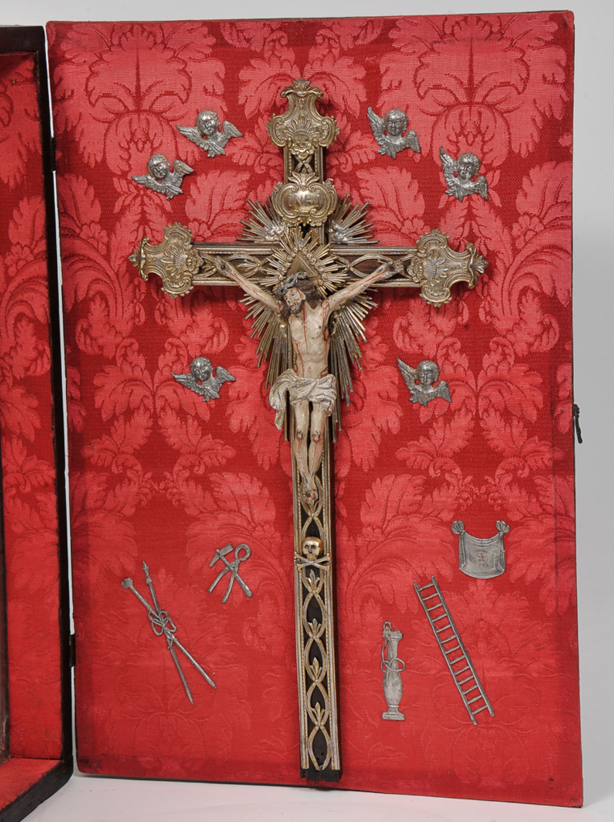 Cristo crucificado em madeira policromada em cruz de madeira com... - foto 3 de 4
