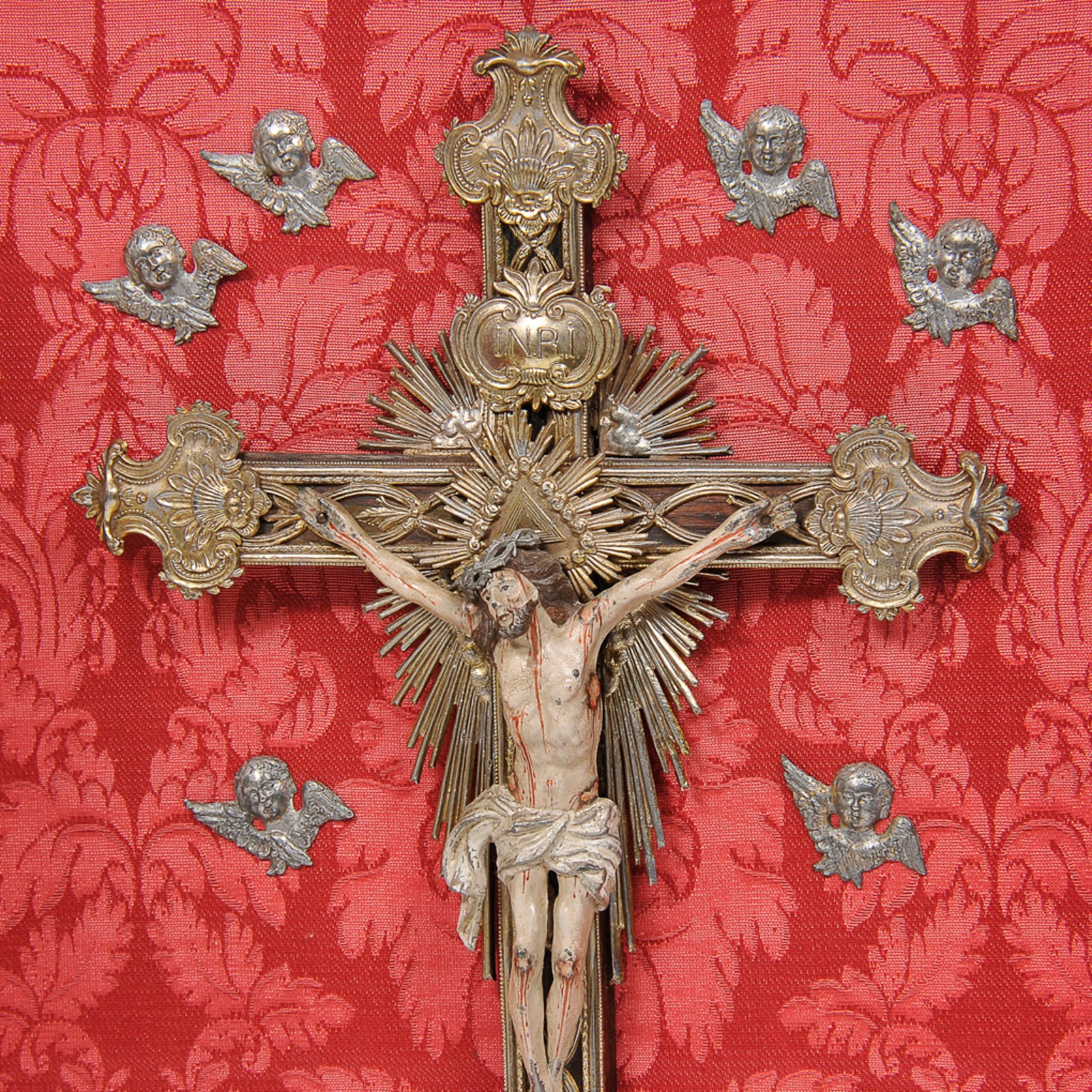 Cristo crucificado em madeira policromada em cruz de madeira com... - foto 4 de 4