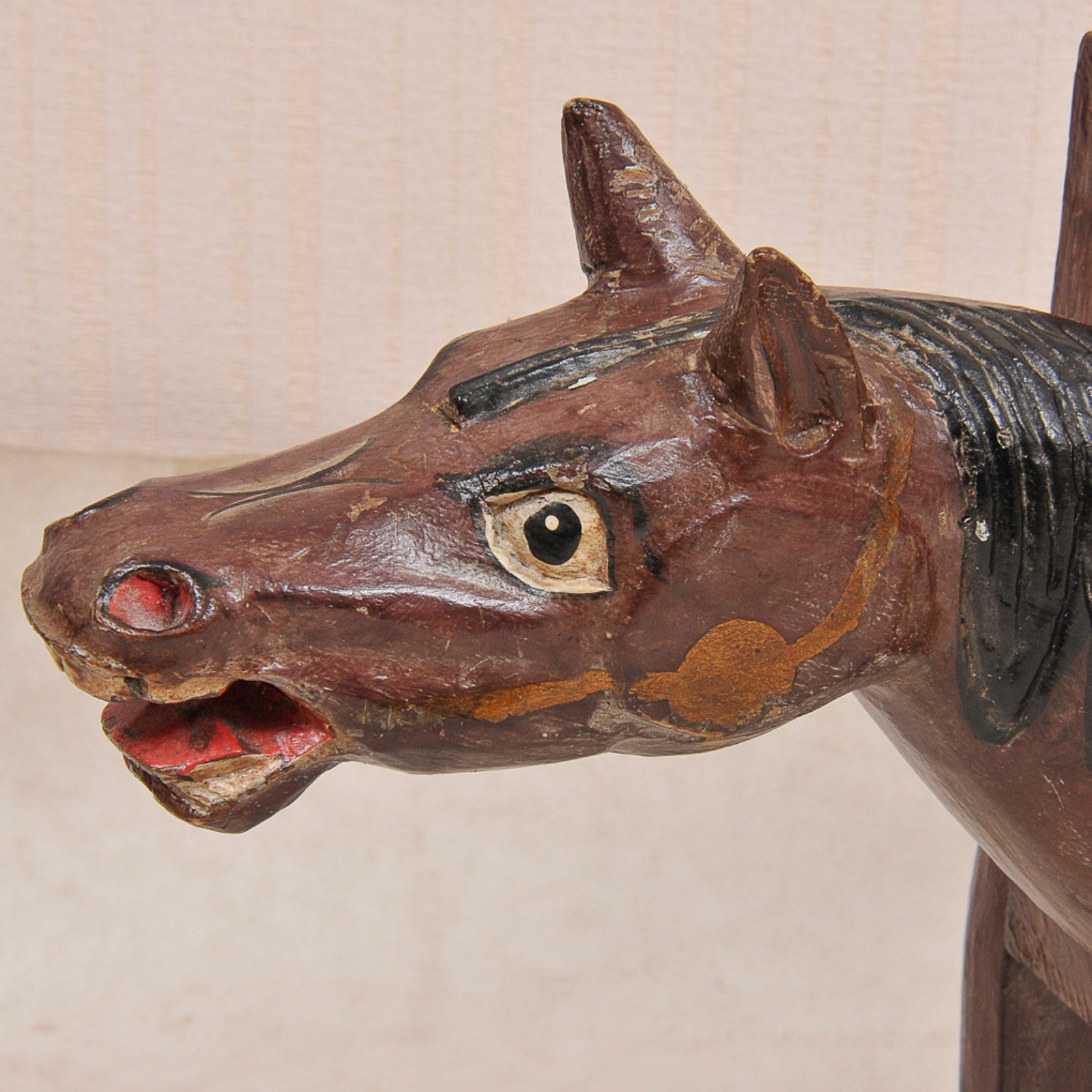 Revisteiro em madeira pintada em formato de Cavalo. Lote não exposto... - foto 2 de 3