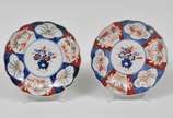 Porcelana Imari (1653),  - Par de pratos em porcelana japonesa Imari com bordas ondulada e rica policromia.<br><br><br><br>Lote não exposto - cod.L5<br><br>