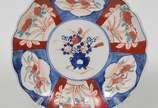 Porcelana Imari (1653),  - Par de pratos em porcelana japonesa Imari com bordas ondulada e rica policromia.<br><br><br><br>Lote não exposto - cod.L5<br><br>