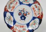Porcelana Imari (1653),  - Par de pratos em porcelana japonesa Imari com bordas ondulada e rica policromia.<br><br><br><br>Lote não exposto - cod.L5<br><br>