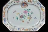 Cia das Índias (1481), L5 - Travessa octogonal em porcelana Companhia das Índias com rica esmaltagem de decoração de flores com brasão.