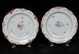 Cia das Índias (1481), L5 - Par de pratos em porcelana Cia das índias, com esmaltagem Família Rosa, com detalhes da borda de pele de cobra e decoração de rosas e folhas.
