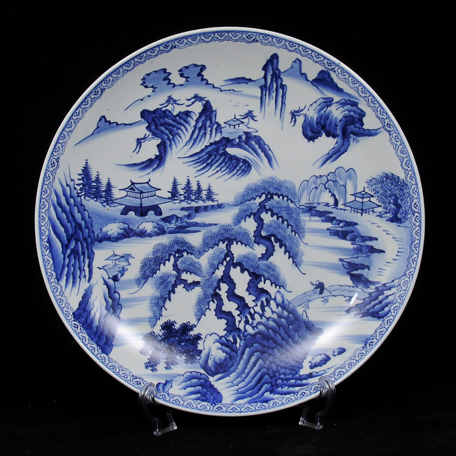 Medalhão em porcelana japonesa, decorado em azul com paisagens e... - foto 1 de 2
