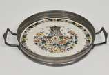 DELFTS,  - Antiga bandeja de coleção em faiança holandesa manufatura Delfts ricamente policromada com decoração floral em esmalte e cercadura em metal, com alças