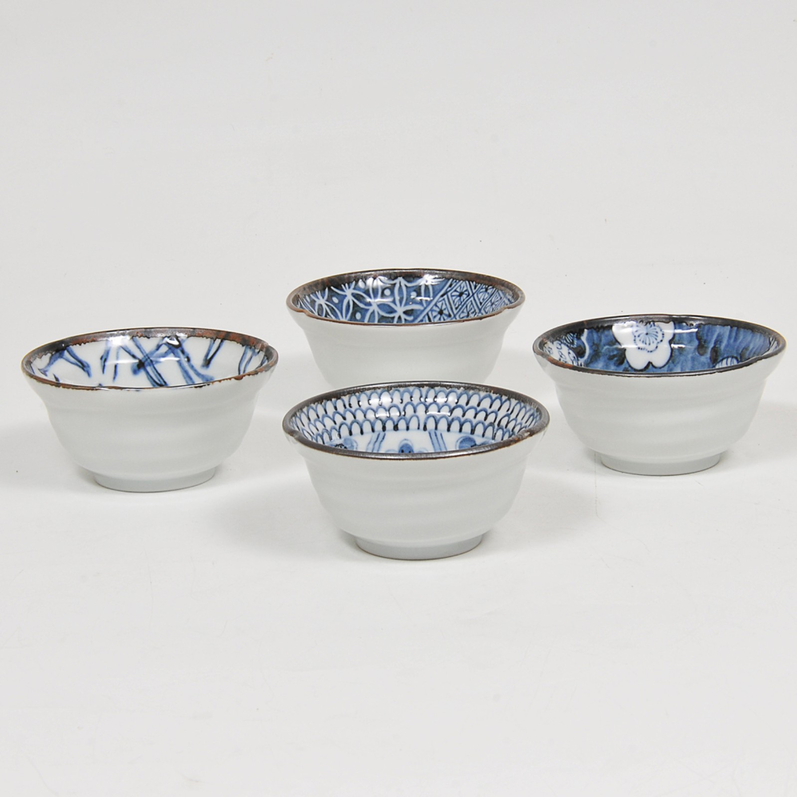 Lote composto por 4 bowls em porcelana oriental nos tons azul e... - foto 1 de 3