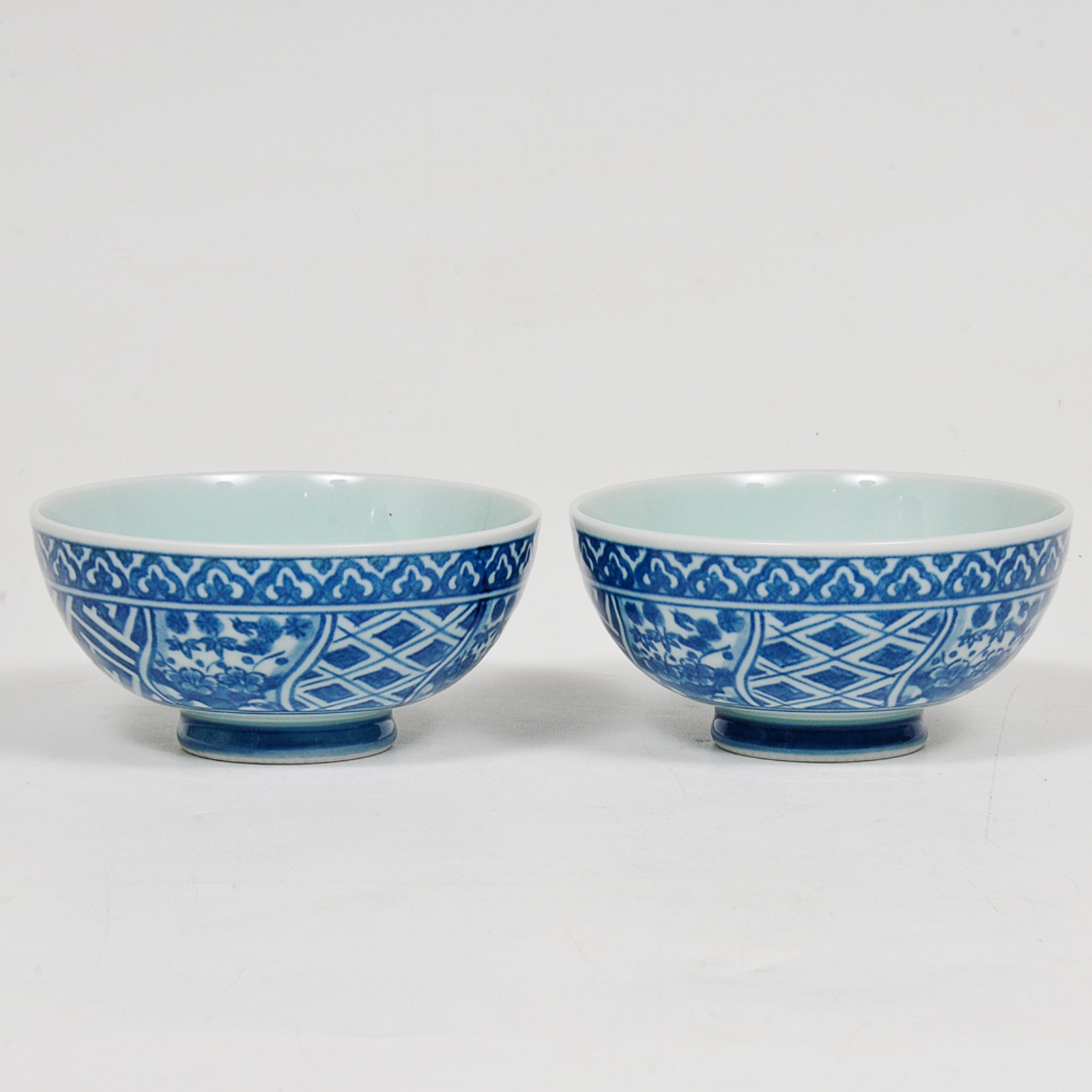 Lote composto por 2 bowls em porcelana oriental nos tons azul e... - foto 1 de 5
