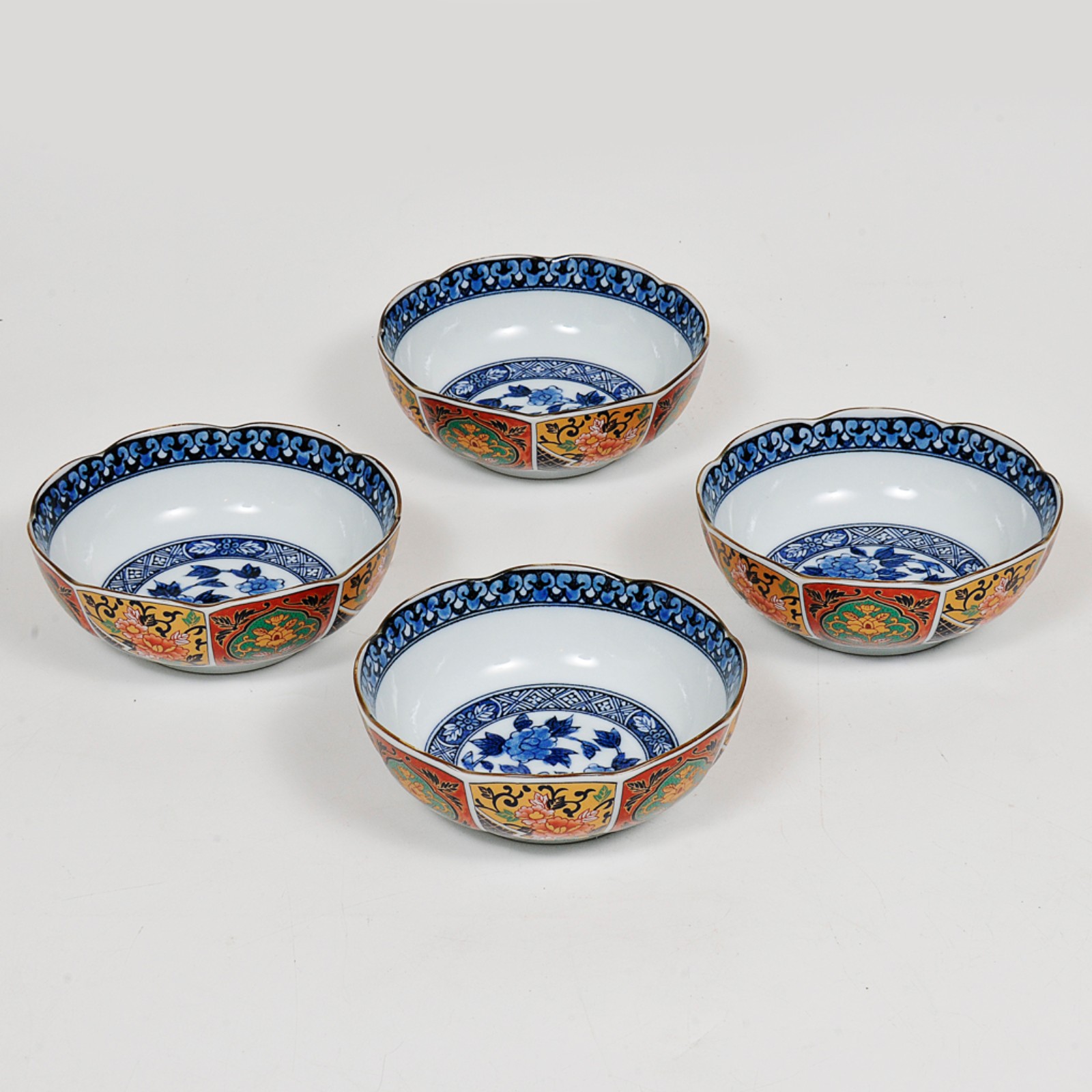 Lote composto por 4 bowls em porcelana oriental nos tons azul e... - foto 2 de 5